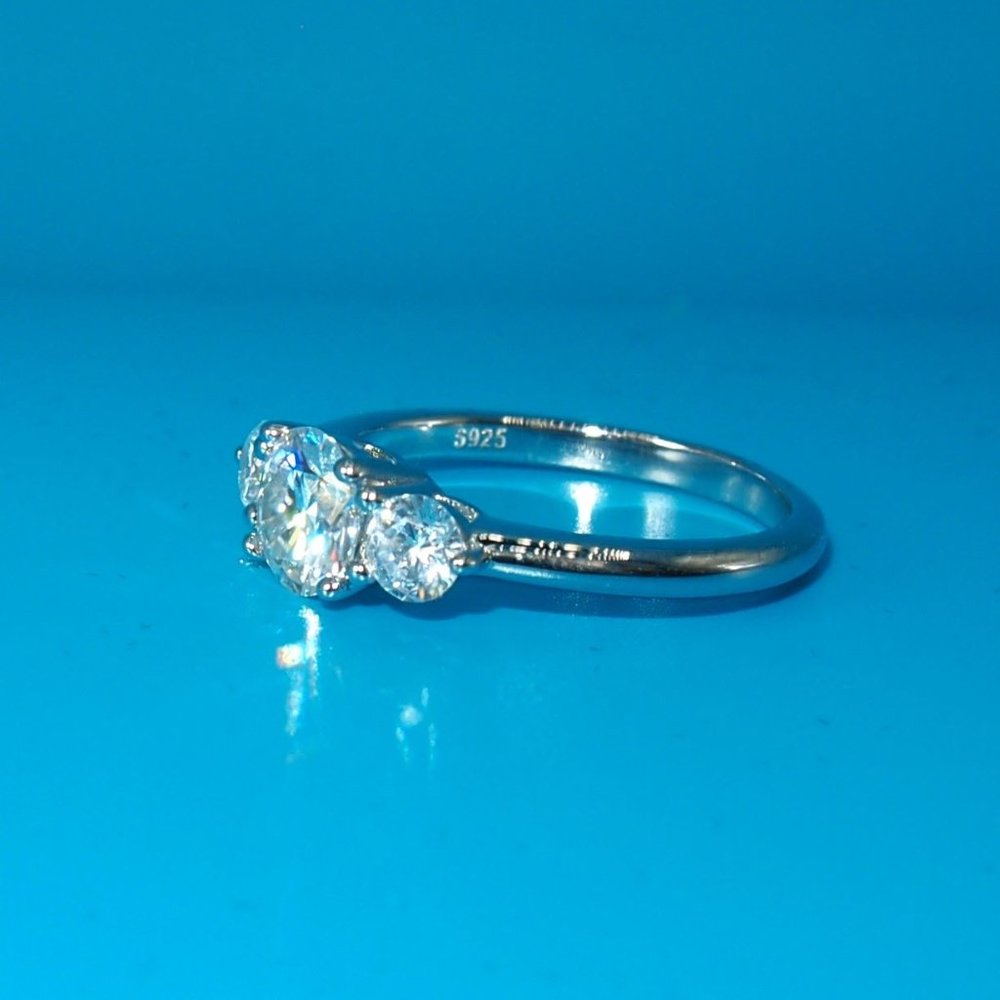 Beautiful GRA Certified 2.00ctw Moissanite Diamond, 3 Stone Bridal Ring Platinum - Picture 6 of 8